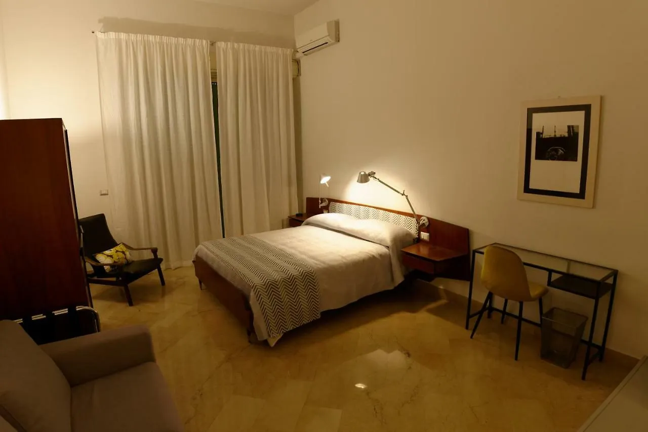 *** Bed & Breakfast B&B Questa casa non e'un albergo Palermo Italia
